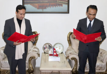 नबिल बैंकका अध्यक्ष निर्वाण कुमार चौधरीद्वारा नेपाल राष्ट्र बैंकका गर्भनरबाट शपथ ग्रहण