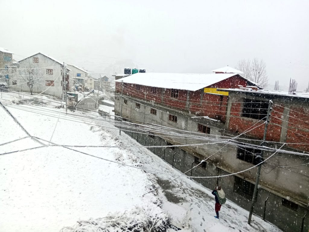 हिमपातसँगै वर्षा : पूर्वी रुकुममा मध्यपहाडी लोकमार्ग अवरुद्ध