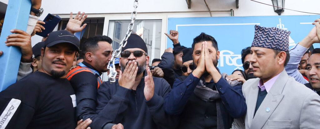 घण्टीघरमा बालेन क्रेज : समर्थकलाई फ्लाइङ किस