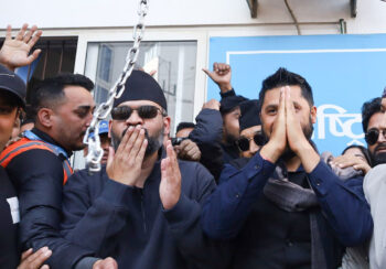 घण्टीघरमा बालेन क्रेज : समर्थकलाई फ्लाइङ किस