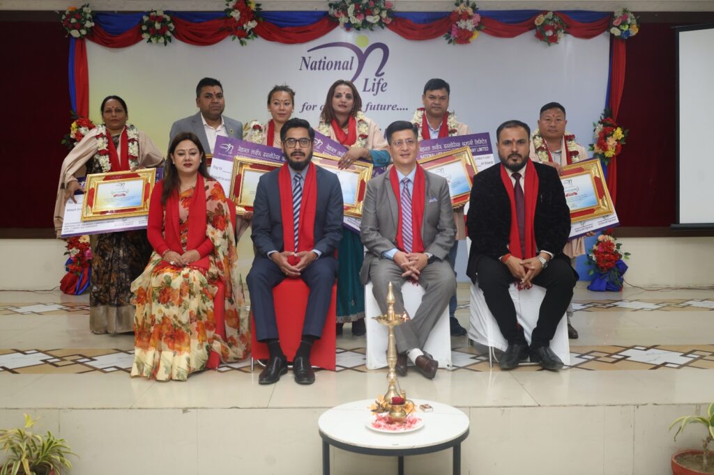 मधेश प्रदेशमा उत्कृष्ट बीमा व्यवसाय गर्ने नेशनल लाइफ सिईओ क्लब सदस्यहरु सम्मानित