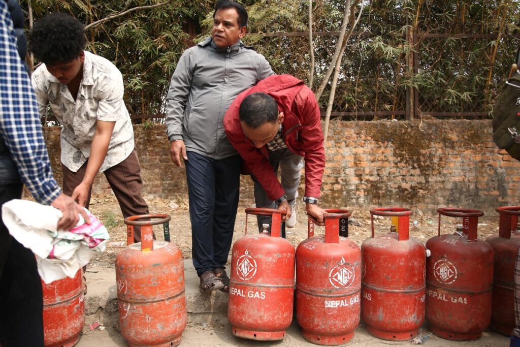 ग्यास र इन्धनको कृत्रिम अभावमाथि महानगरको निगरानी