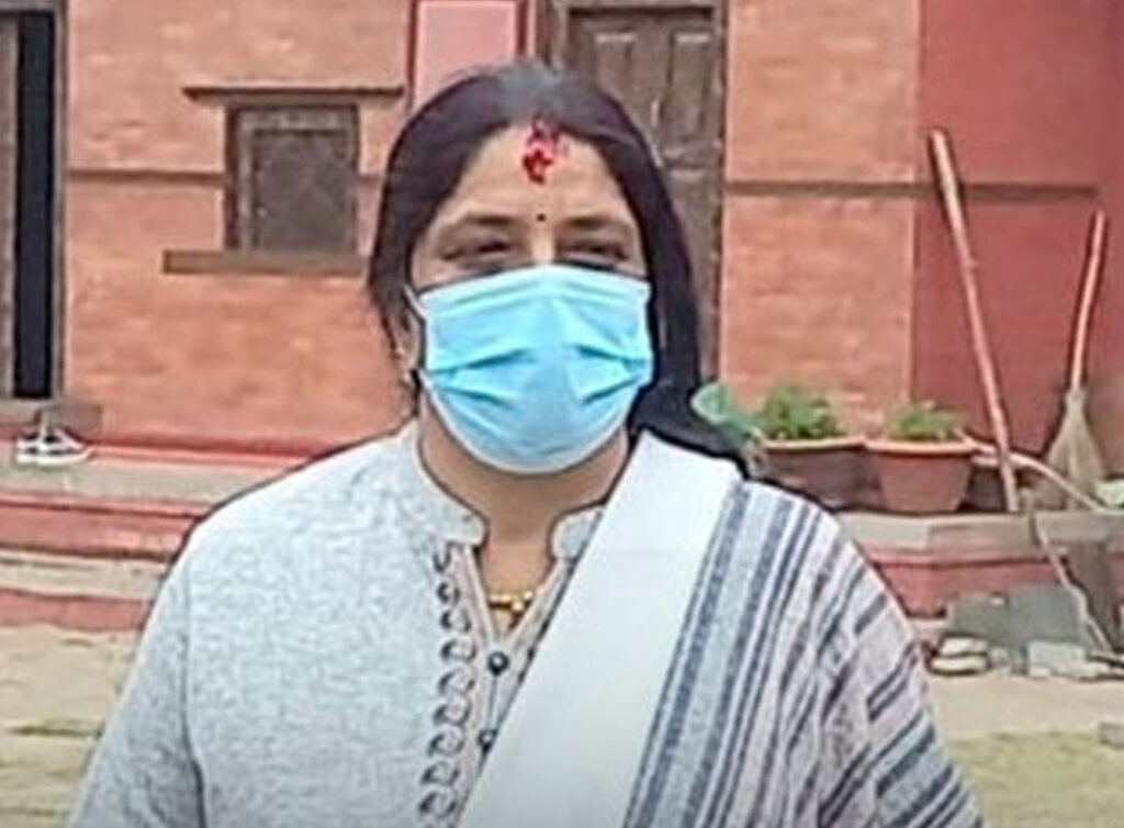 ब्रान्च मेनेजरलाई कुट्ने महिला पक्राउ
