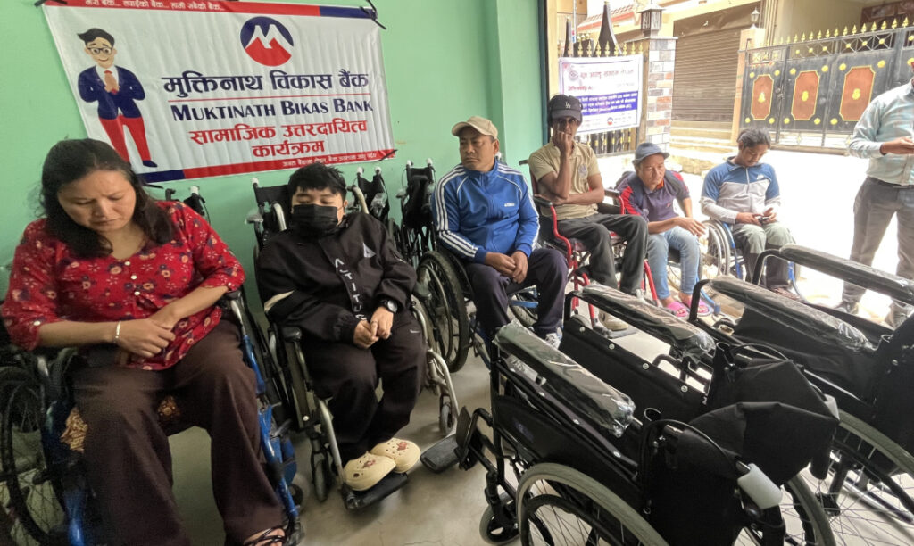 सेती प्रादेशिक अस्पताल र युवा अपांग संगठनलाई मुक्तिनाथ विकास बैंकको २० थान ‍ह्विलचेयर सहयोग