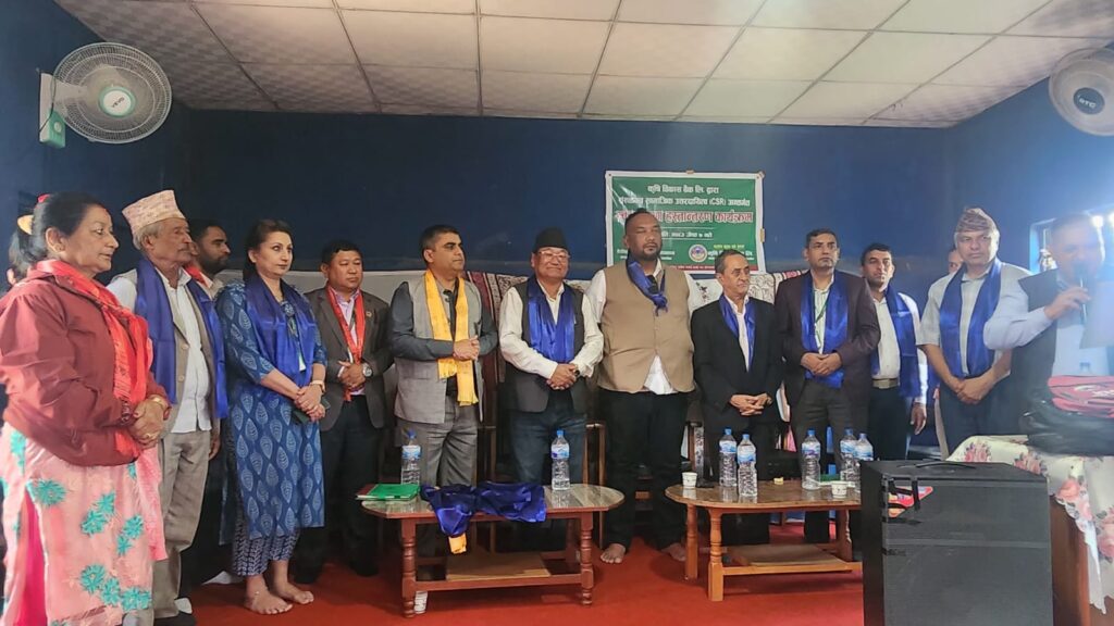 कृषि विकास बैंकद्वारा डेडी थुम्का माविका २३२ विद्यार्थीलाई स्कूल ब्याग वितरण