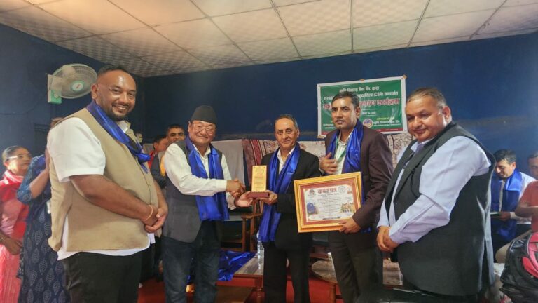कृषि विकास बैंकद्वारा डेडी थुम्का माविका २३२ विद्यार्थीलाई स्कूल ब्याग वितरण