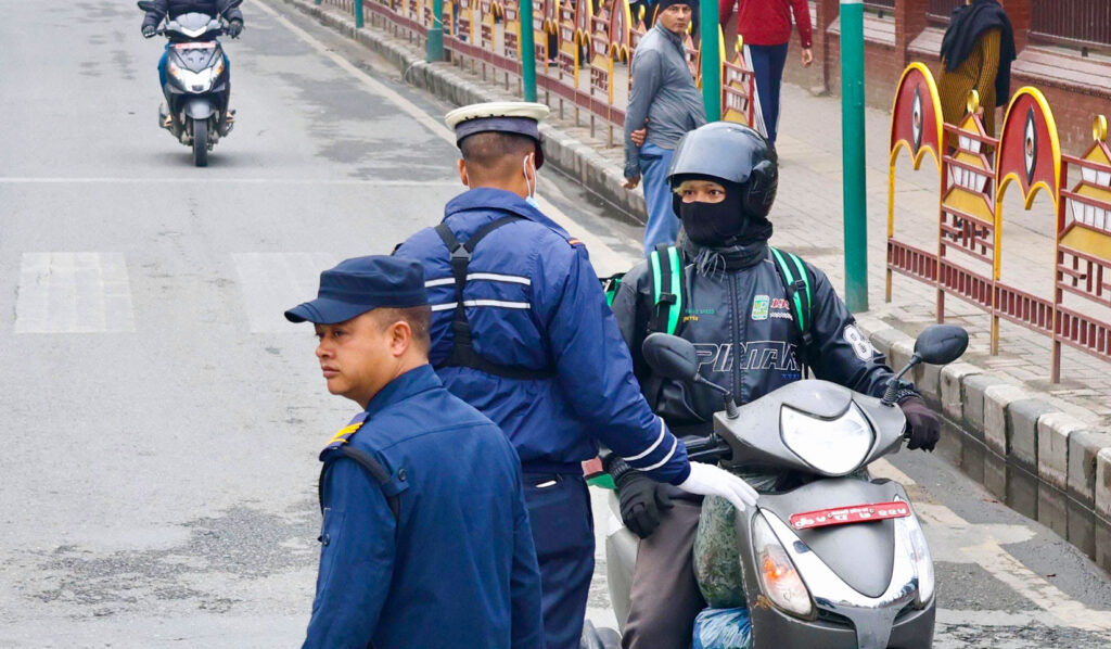 अबदेखि ट्राफिकले लाइसेन्स, ब्लुबुक र चाबी खोस्न नपाउने