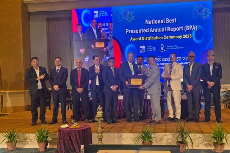 शिखर इन्स्याेरेन्सलाई आइक्यानद्वारा वेस्ट प्रिजेन्टेड एनुअल रिपोर्ट अवार्ड प्रदान