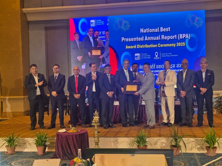 शिखर इन्स्याेरेन्सलाई आइक्यानद्वारा वेस्ट प्रिजेन्टेड एनुअल रिपोर्ट अवार्ड प्रदान
