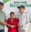 कामना सेवा विकास बैंकद्वारा दृष्टिविहीनलाई सेतो छडी वितरण