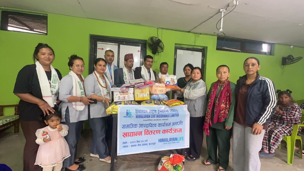 हिमालयन लाइफद्वारा आश्रमलाई खाद्यान्न सहयोग